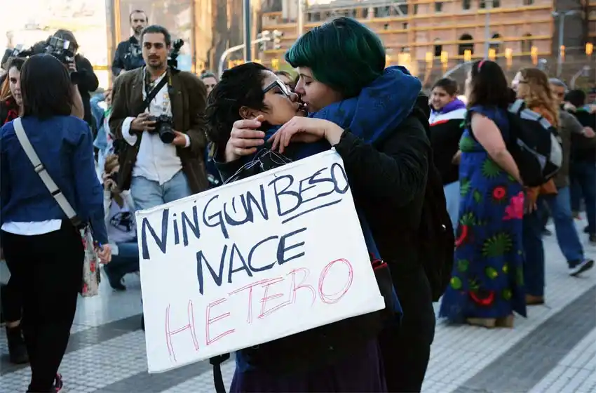 Realizarán un «Besazo» tras el procesamiento de una mujer detenida por besar a su novia