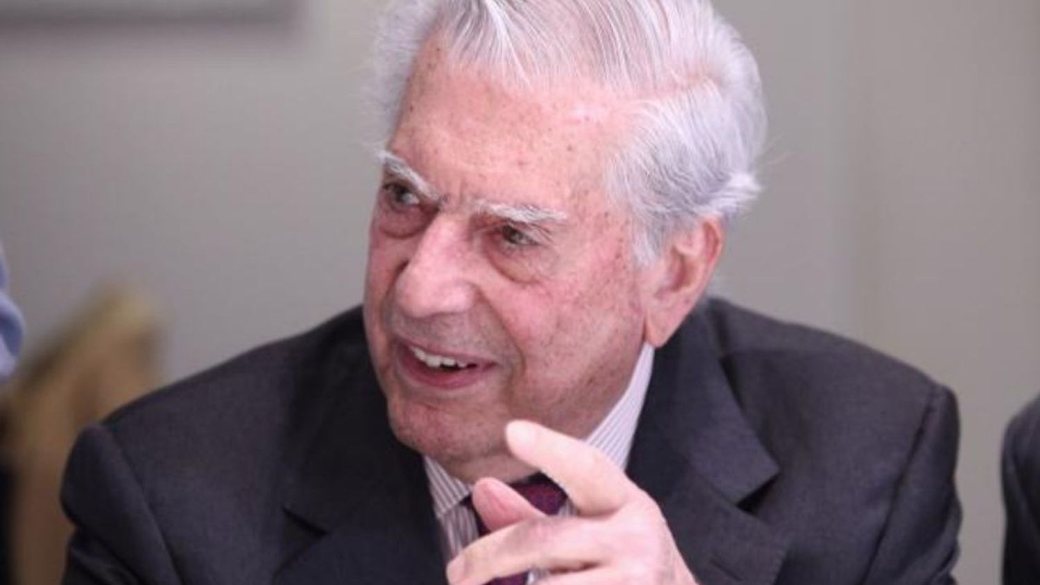 Internan a Vargas Llosa en un hospital de Madrid por coronavirus