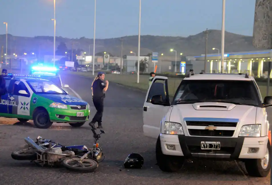 Una camioneta y una moto protagonizaron un accidente en plena rotonda de la 226