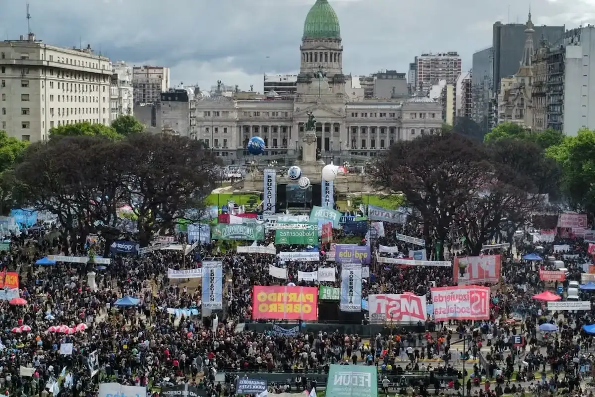 Miles de personas marchan al Congreso en reclamo de la Ley de Financiamiento Universitario y contra el DNU 70/2023
