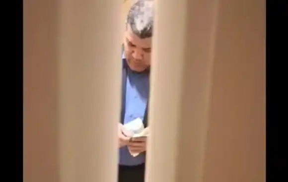 ¿AYUDANDO AL PUEBLO? Contando un FAJO de euros PESCARON a Luis Parra en un baño (+video)