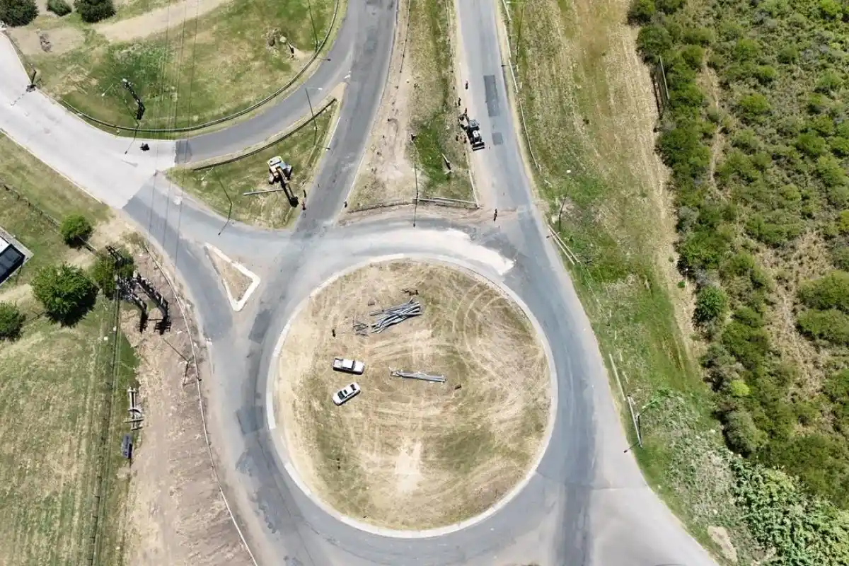 Con una inversión de 40 millones de pesos, reemplazan las defensas metálicas en la rotonda del Parque Industrial