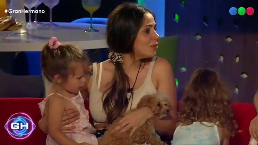 Las hijas de Romina maltrataron a uno de los perritos y el video generó indignación