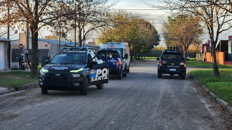 intervencion_policial_barrio_mora_ciudad_de_esperanza_ambulancia_sies_107_patrullero_tarde_policia_m