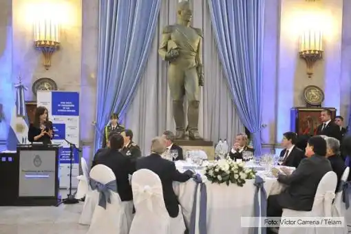 Cristina anunció un aumento salarial del 24 % para las Fuerzas Armadas