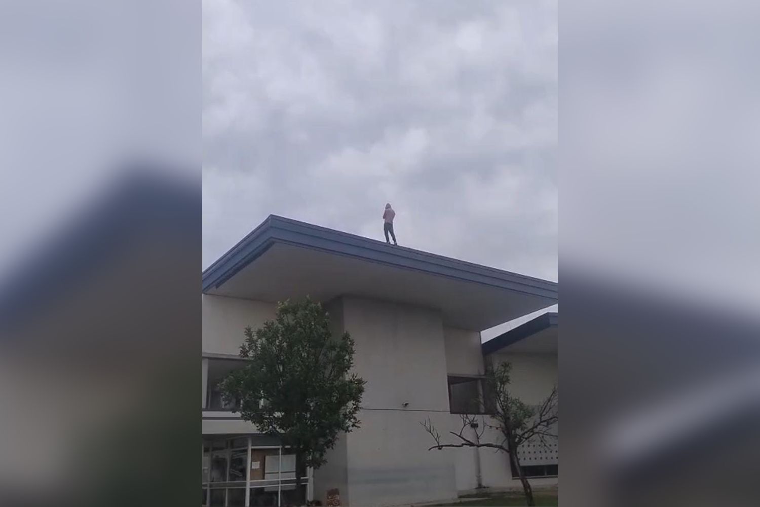 Un hombre subió unos quince metros de altura al techo de un hospital y amenazó con atentar contra su vida