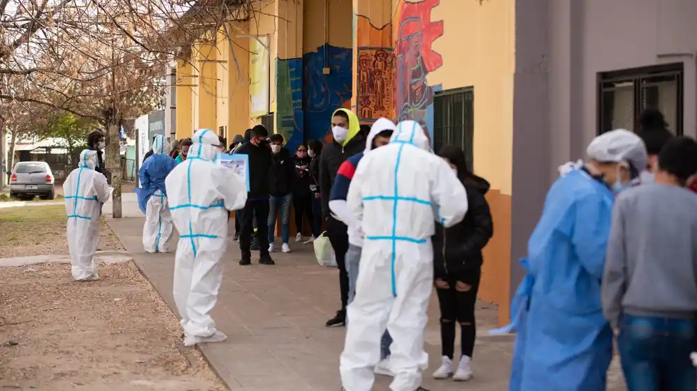 Se registraron 12 muertes y 717 nuevos contagiados por coronavirus en Argentina