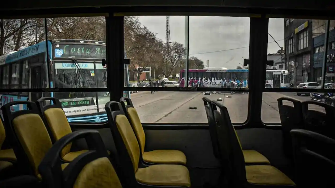 Comenzó el paro de la UTA, que por dos días deja sin colectivos a las principales ciudades del interior de la Provincia