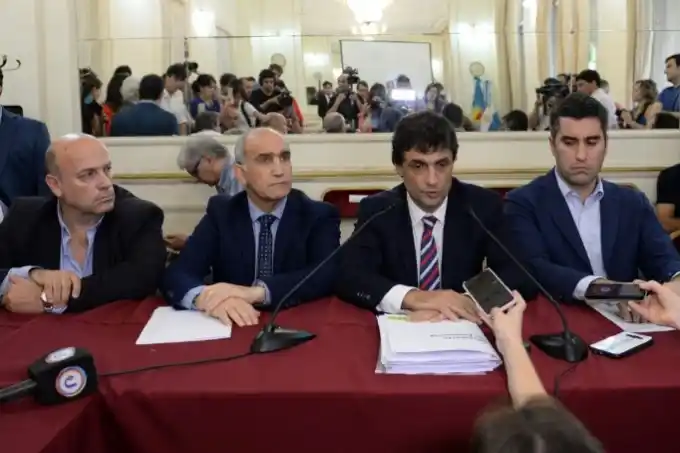 Hernán Lacunza defendió  el presupuesto que “baja el  déficit con más obra pública”