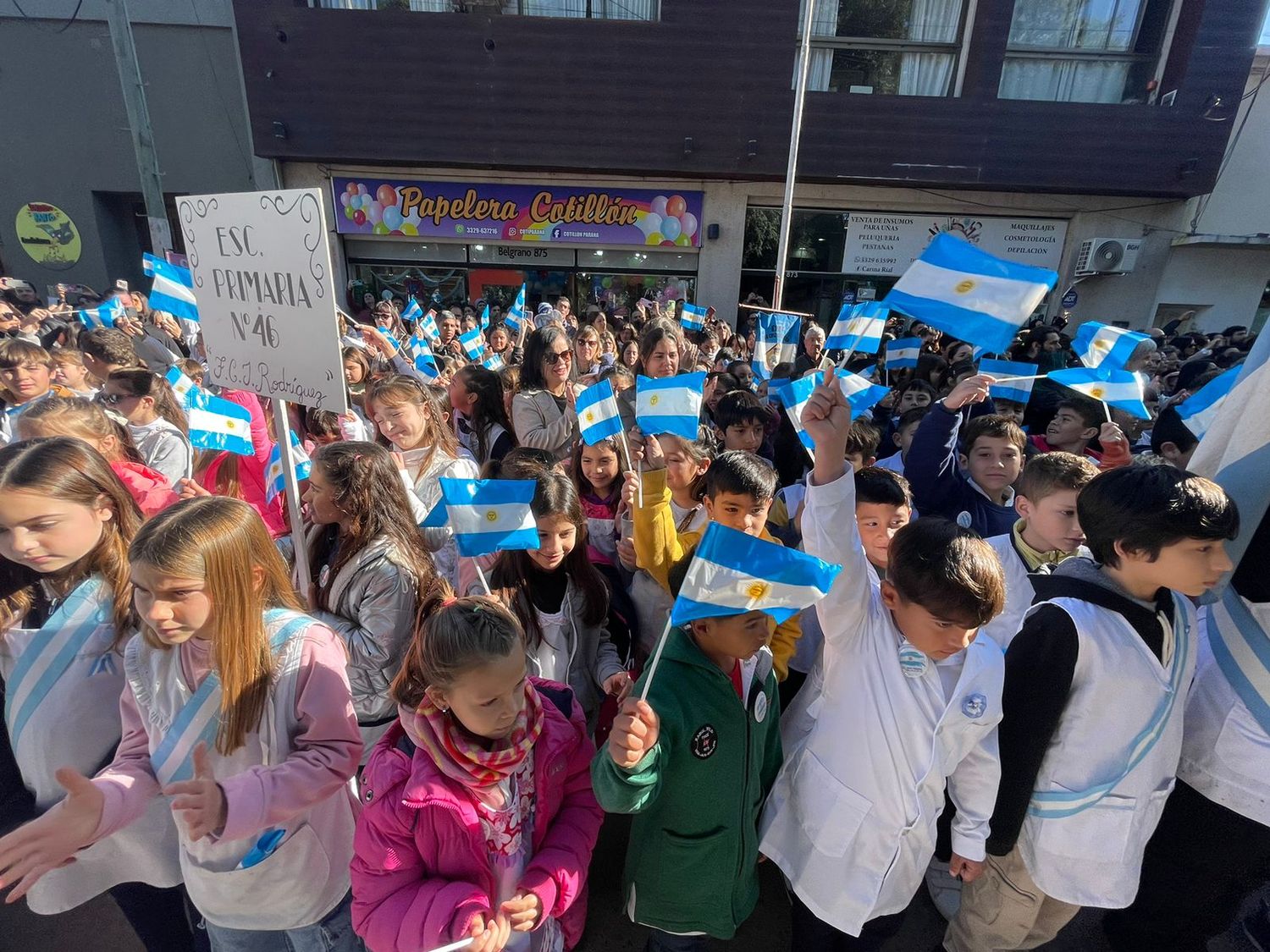 Los pequeños estudiantes cumplieron con la tradicional promesa de lealtad.