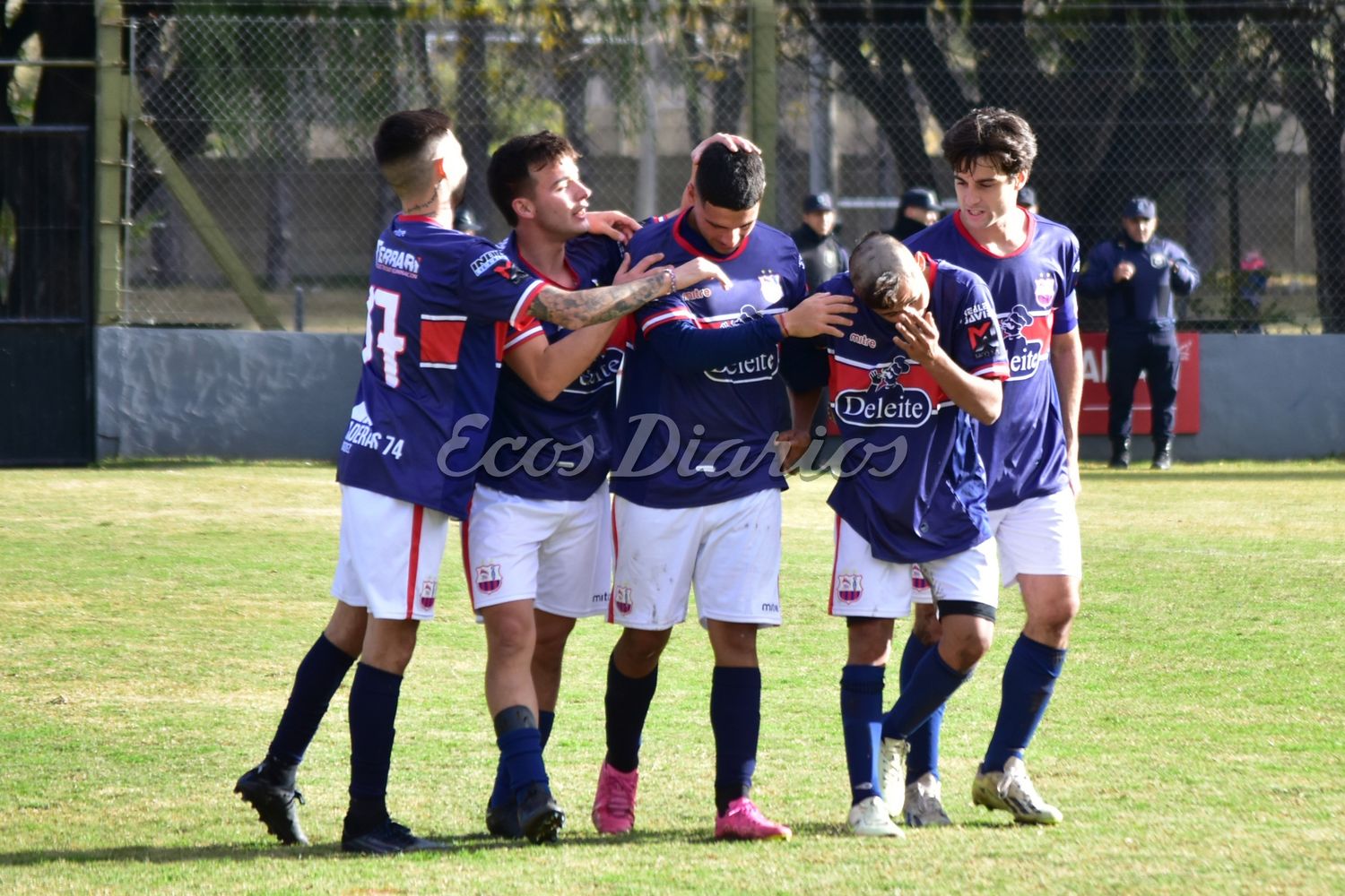 Santiago Montiel celebra con sus compañeros