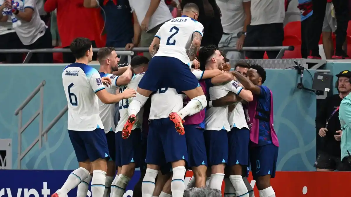 Inglaterra goleó a Gales y consiguió el primer lugar en el Grupo B