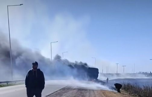 Un camión cerealero se incendió y provocó un corte total en Ruta 10 y Autovía 19 - 3