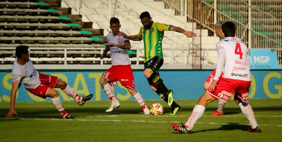 Stracqualursi tiene una infección y se lesionó el árbitro
