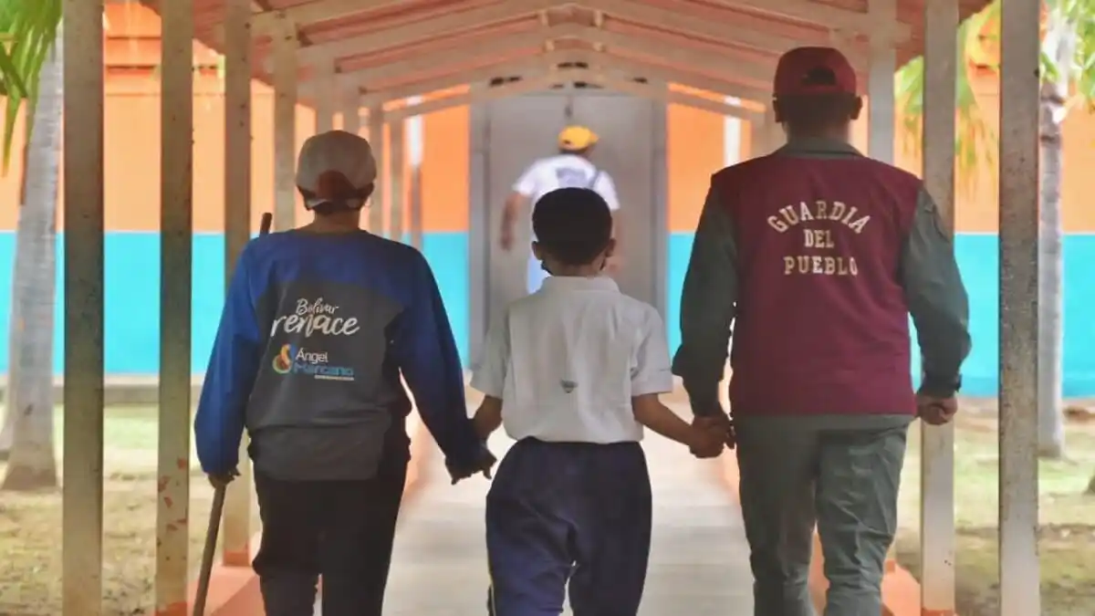 ¡FUERA LA BOTA MILITAR de las escuelas! Universidades alzan la voz contra imposición de las Bricomiles