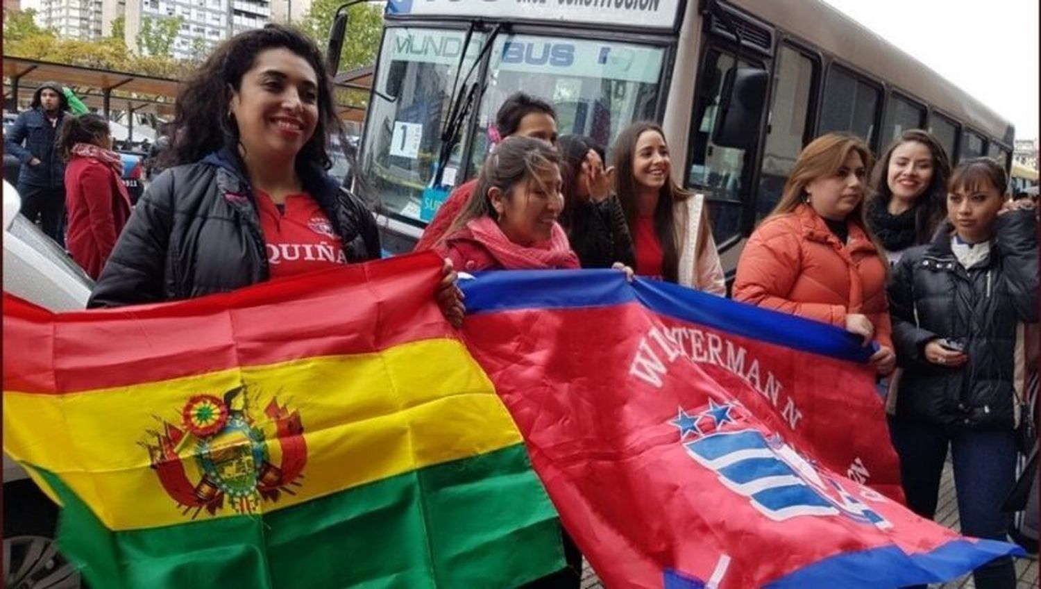 Decenas de micros con hinchas de Wilstermann partieron al Monumental desde el consulado boliviano