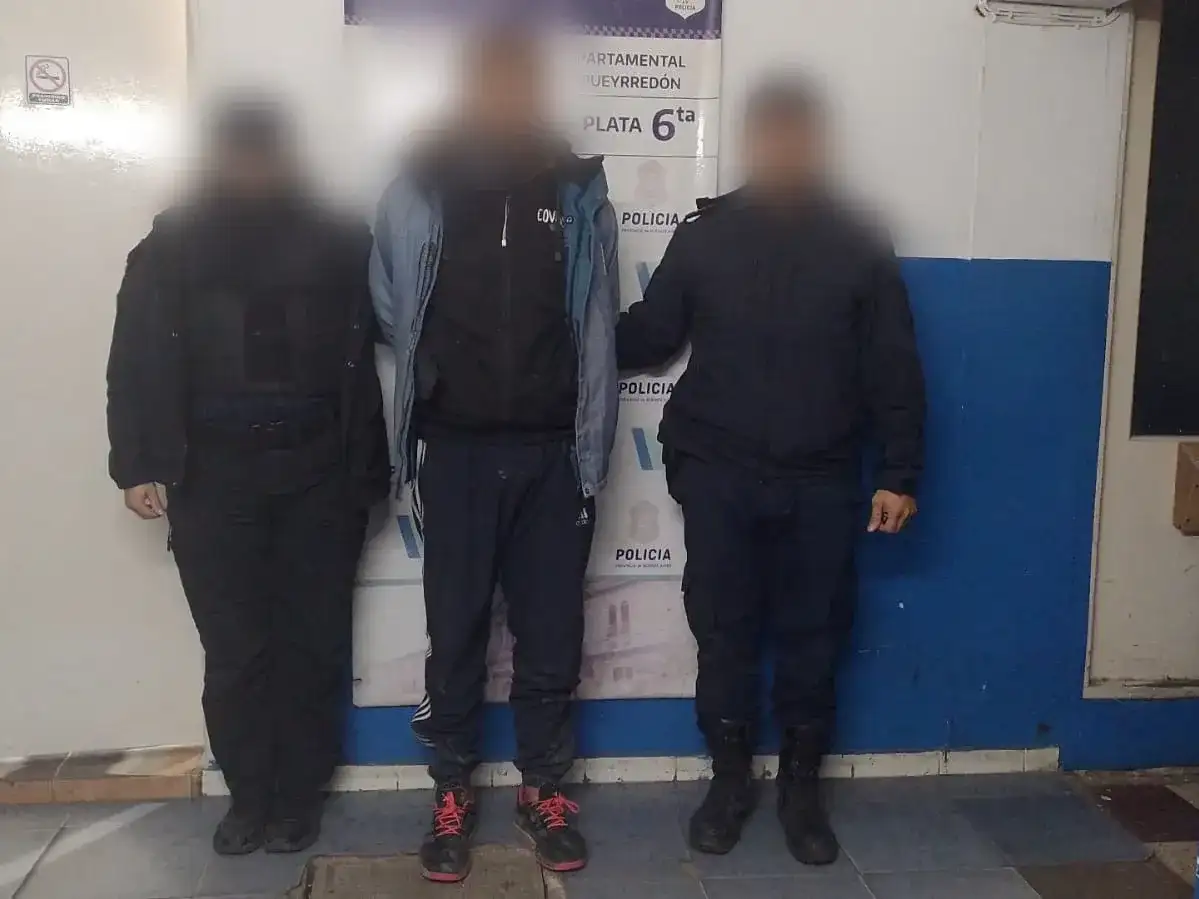 Los efectivos fueron dirigidos hacia la intersección de avenida Luro y Amaya, donde detectaron movimientos sospechosos y advirtieron que tres sujetos escapaban del sector.