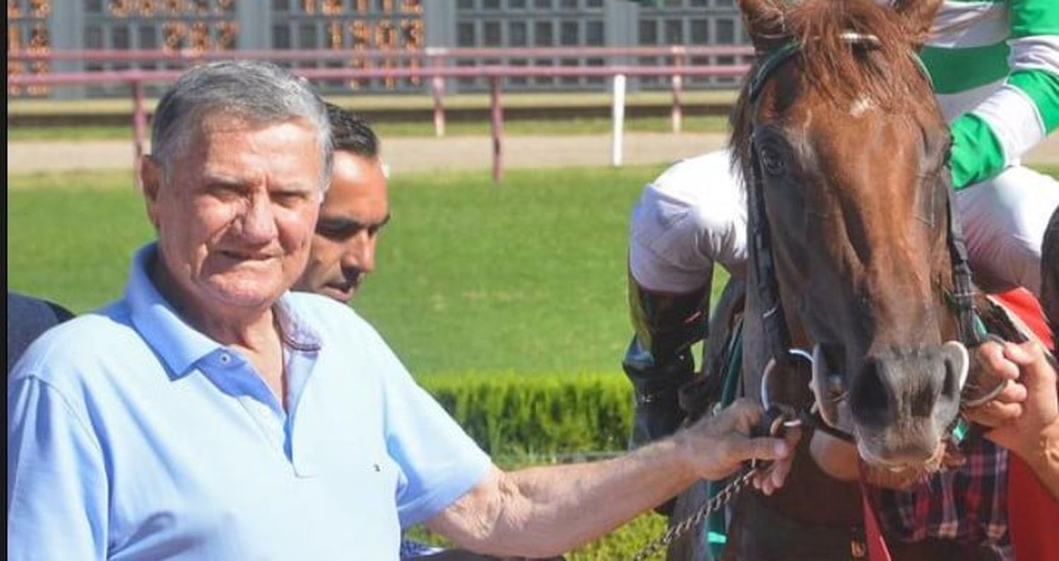 El “Gringo” Grimaldi , un turfman de pura cepa, celebrando una victoria en Hipódromo de San Isidro.