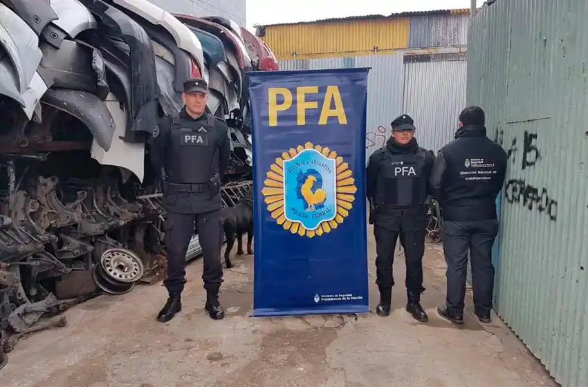 Secuestran 30 mil autopartes ilegales y detienen a tres personas