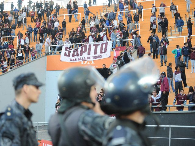 Tras la muerte del hincha de Lanús, Casal prohibirá el público visitante en la Provincia