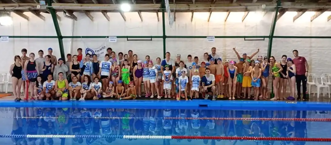 Los nadadores de Escualo que participaron de la Liga Regional.