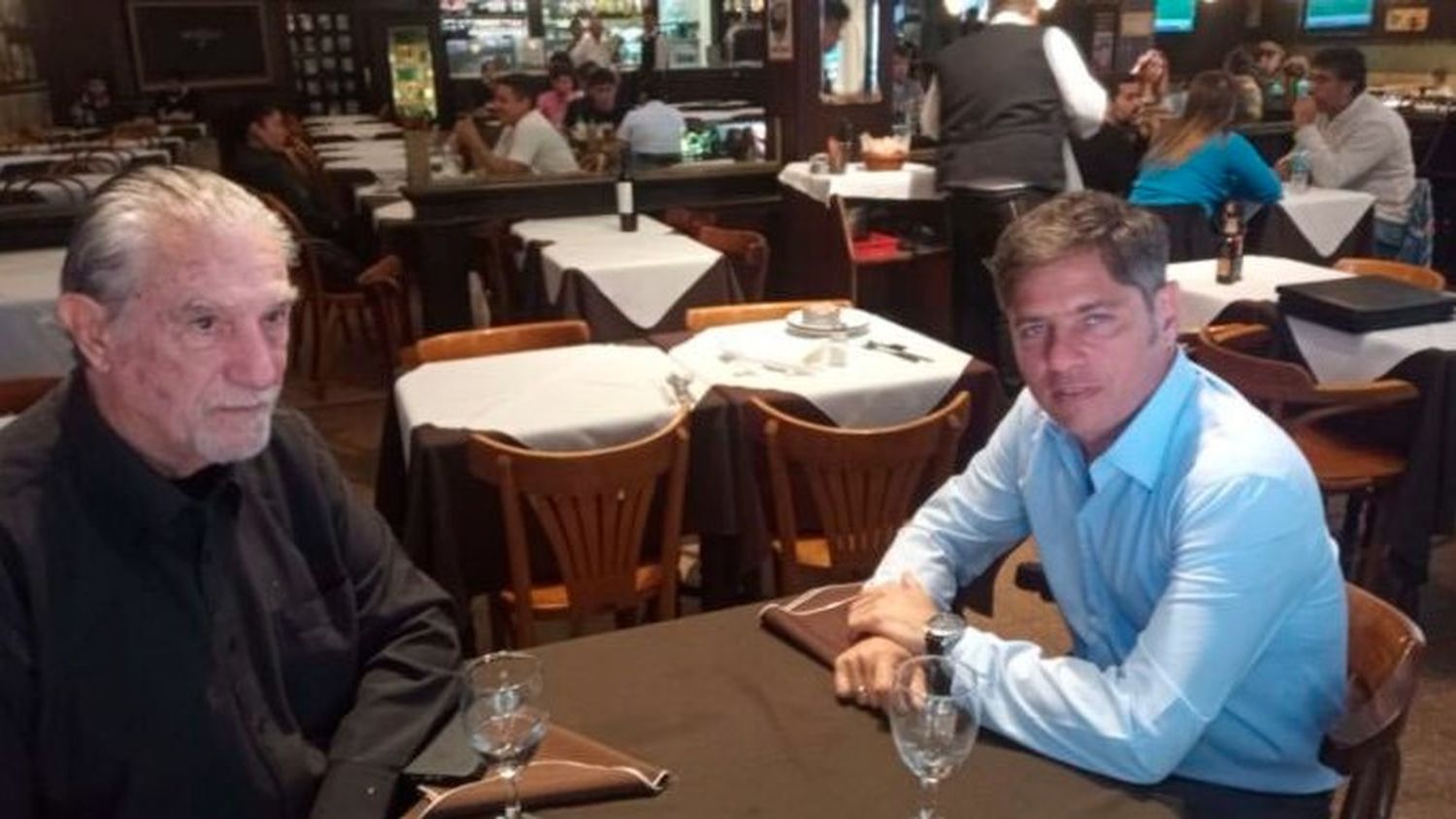Federico Storani y Axel Kicillof mantuvieron un encuentro en la confitería Modelo de La Plata.