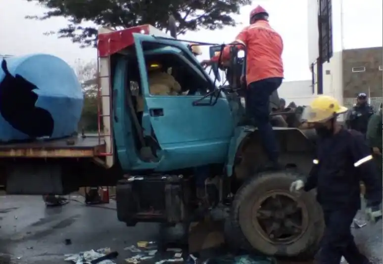Cisterna choca contra un convoy militar en Lara