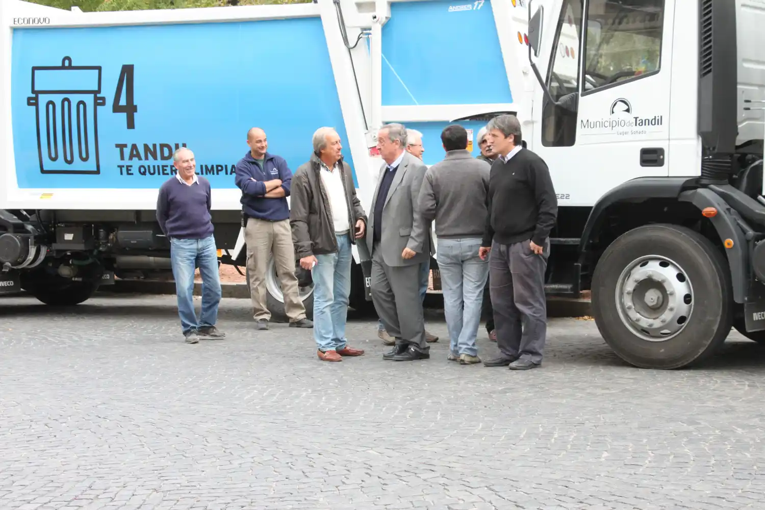 El Ejecutivo presentó tres nuevos  camiones para la recolección