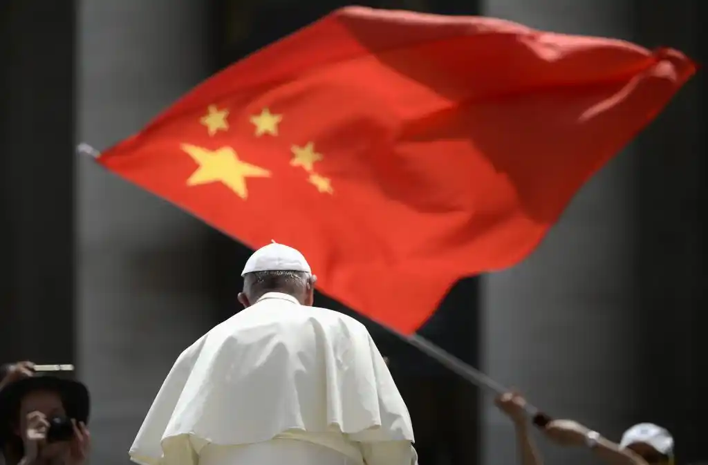 El Vaticano y China renovaron por dos años su acuerdo para designar obispos