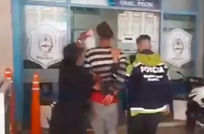 Luego del triunfo de Argentina un joven le dio un puntazo a otro en zona de Fan Fest