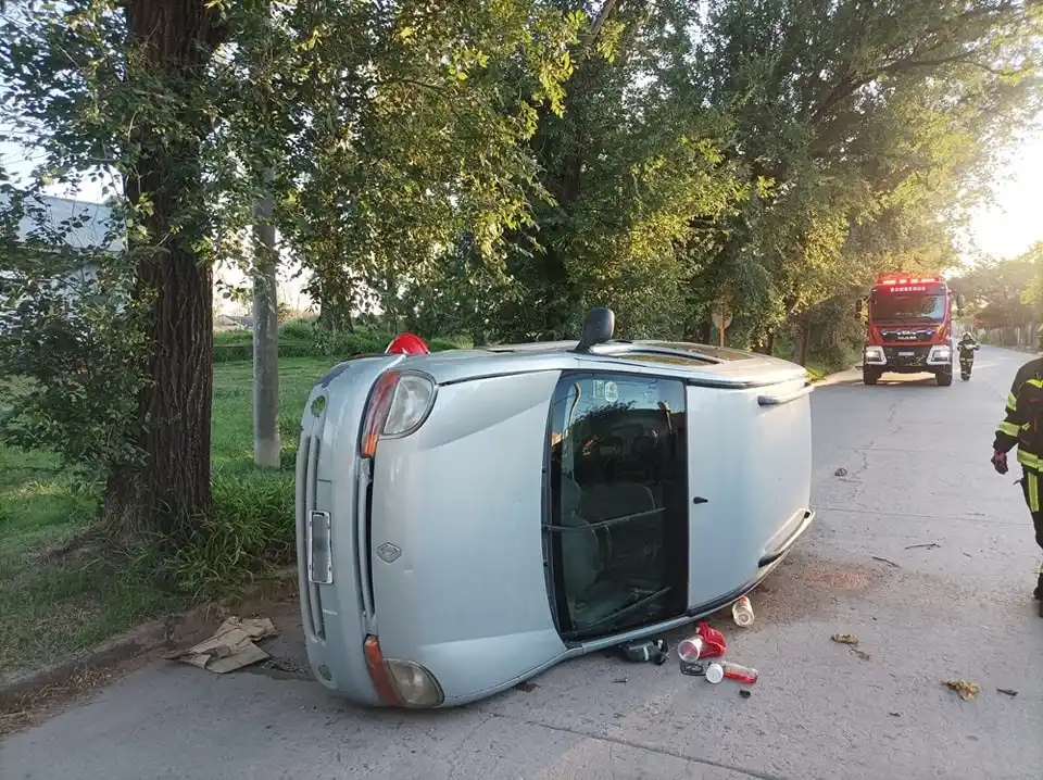 El vehículo volcó tras chocar contra un árbol.