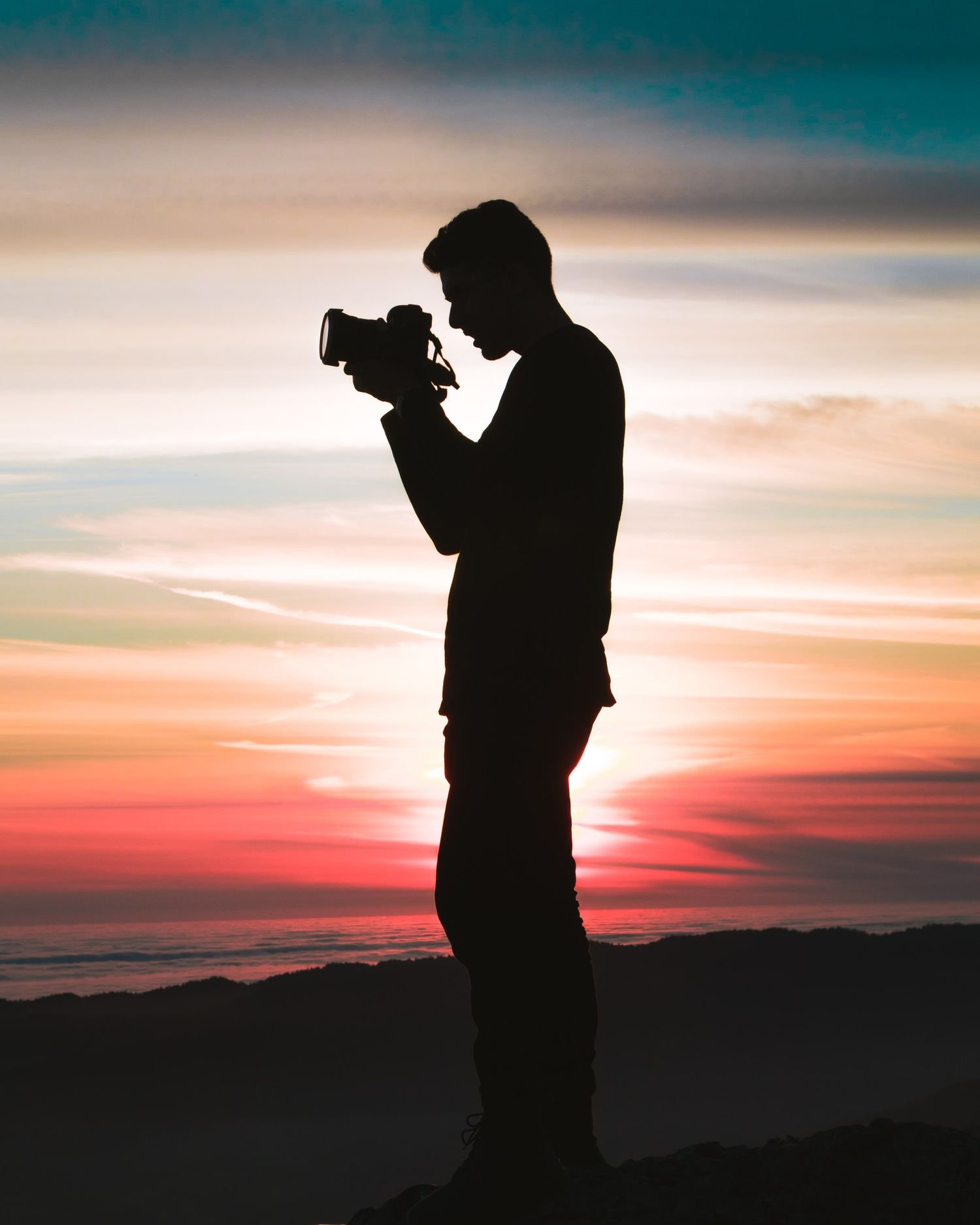 Persona fotografiando el atardecer