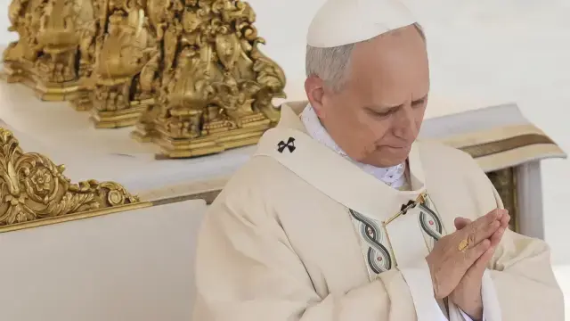 El Papa mira emocionado el anillo del pescador