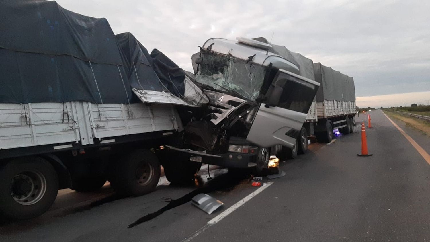 Fuerte choque entre dos camiones que se dirigían a Entre Ríos