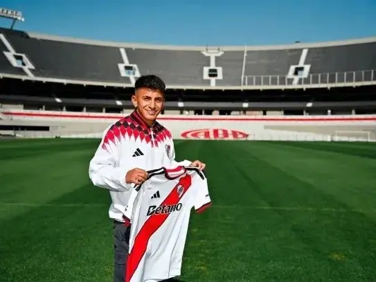 Thiago Almada fue presentado en River: "Estoy cumpliendo un sueño"