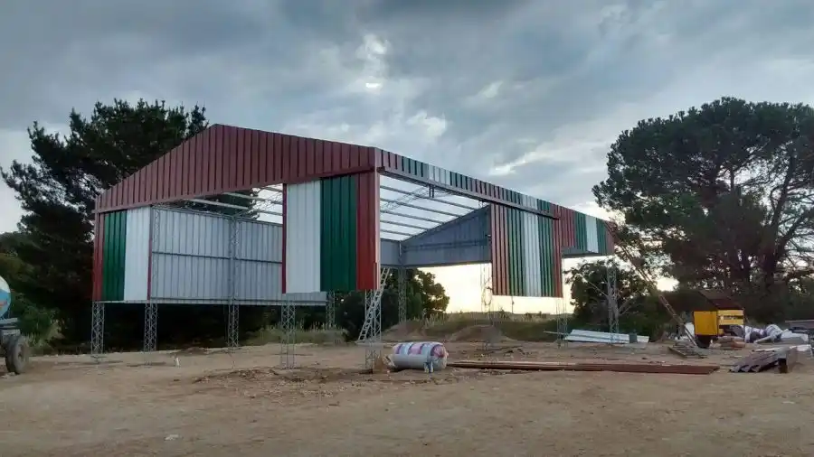 SAN CAYETANO: Construyen tinglado en el balneario para uso de gomería