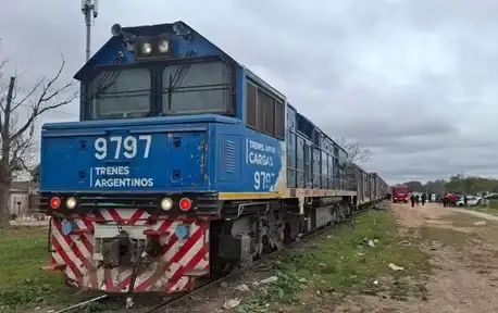 La formación ferroviaria chocó contra el vehículo averiado en el que viajaban seis personas.