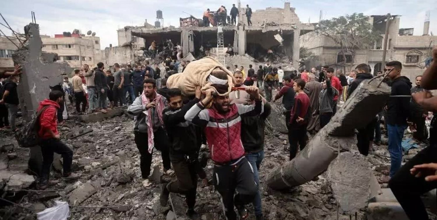 Imagen de la guerra. Civiles palestinos evacúan a una mujer herida tras los ataques aéreos israelíes en zonas cercanas al campo de refugiados de Khan Younis, en el sur de la Franja de Gaza.