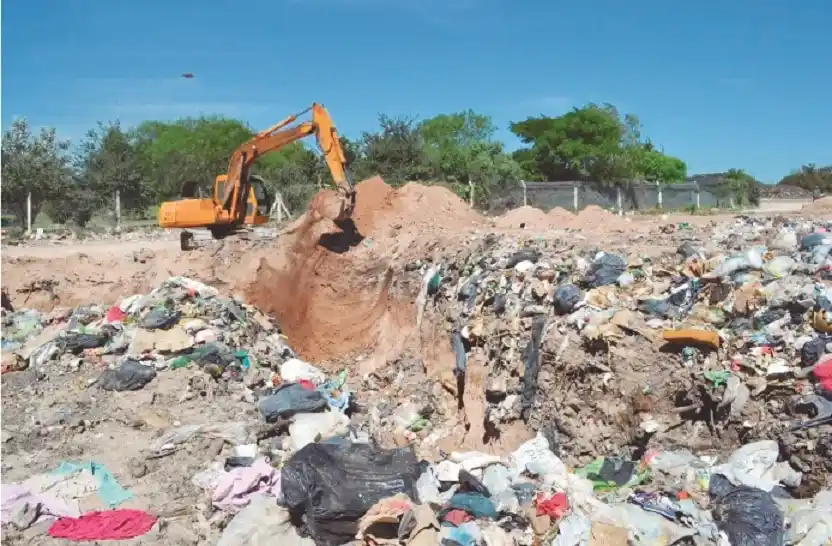 El basural a cielo abierto genera disputas y propicia renuncias