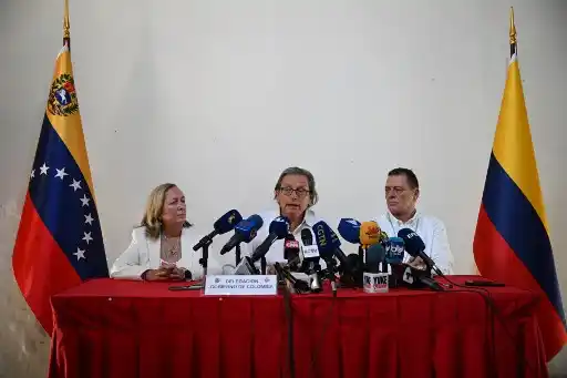 TRAS DIÁLOGOS EN CARACAS: disidentes de FARC anuncian cese «unilateral» al fuego