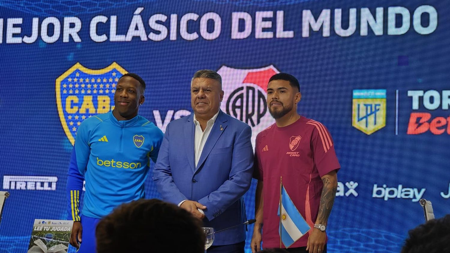 Luis Advíncula y Paulo Díaz junto al presidente de la AFA, Claudio Tapia.