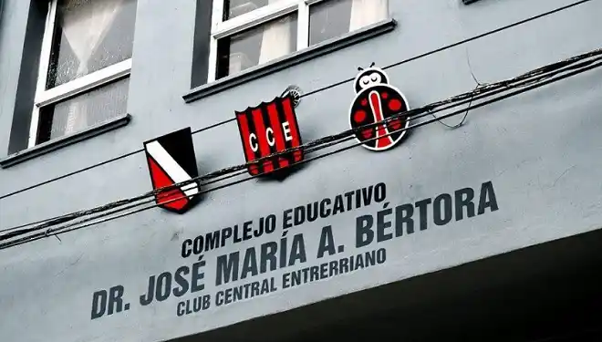 Estudiantes del Bértora salieron a bancar al profesor agredido