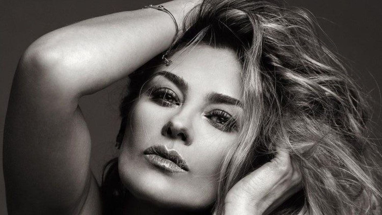 Aracely Arámbula recibe el año sin ropa