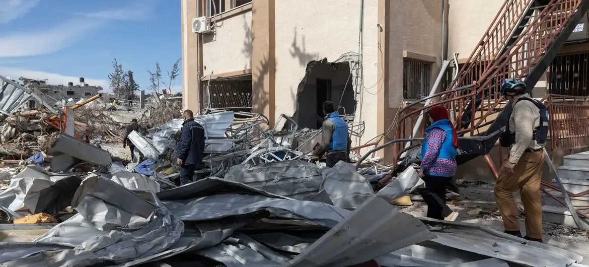 Trabajadores de la ONU evalúan el daño a hospital de maternidad en Gaza.