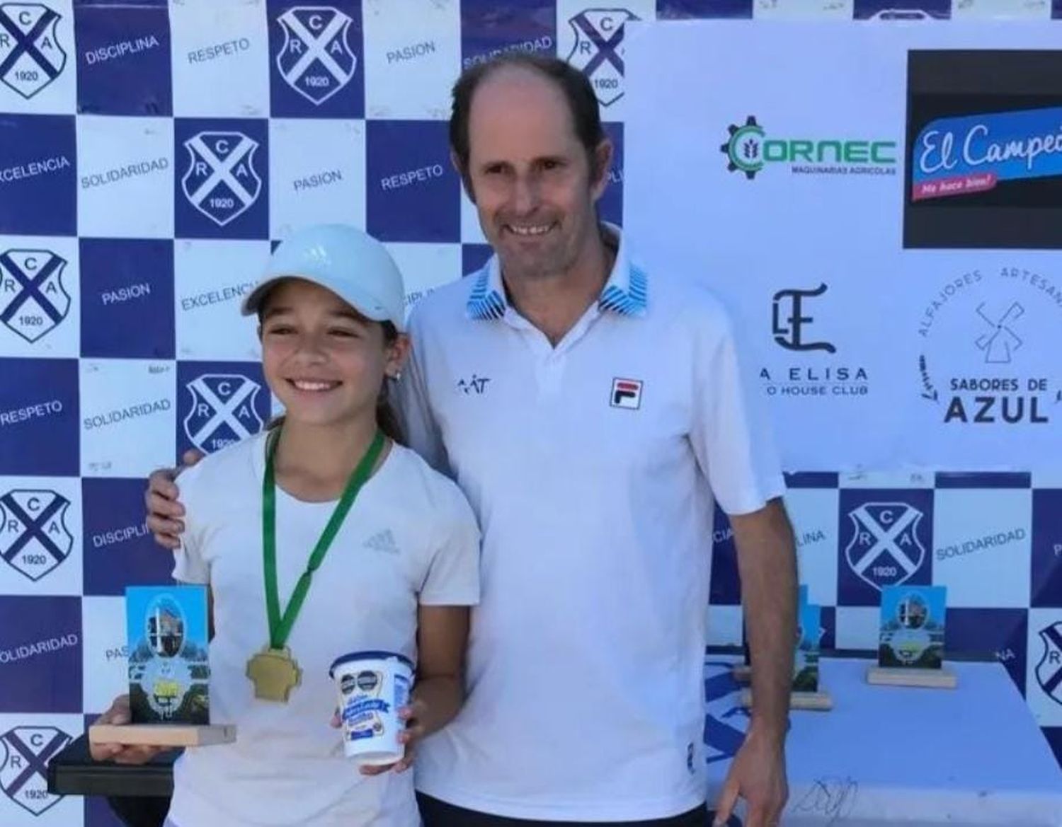 Miranda Petrina al recibir el premio de campeona en Azul