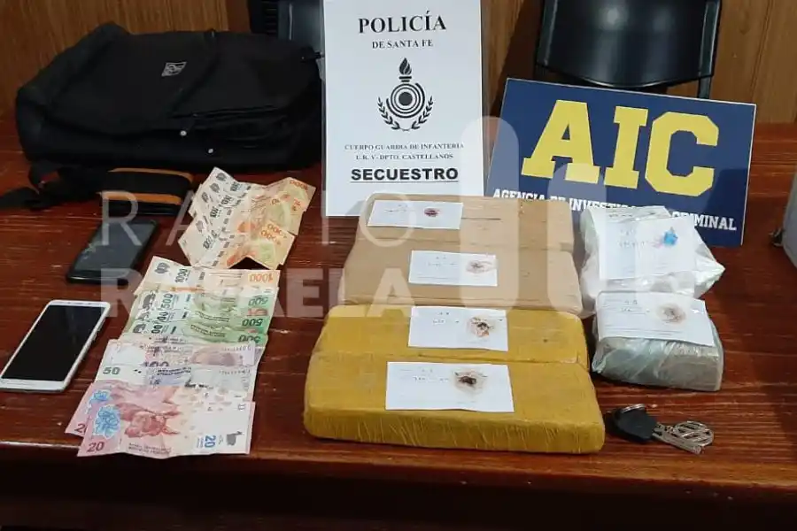 Dispararon contra un Volkswagen Fox en barrio Barranquitas: en el asiento encontraron estupefacientes y dinero