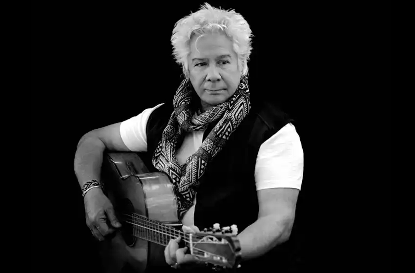 Víctor Heredia festeja por tres