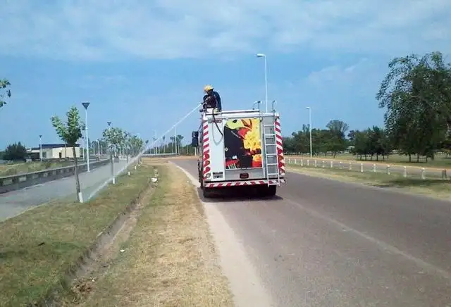 Bomberos asiste en el riego de árboles
