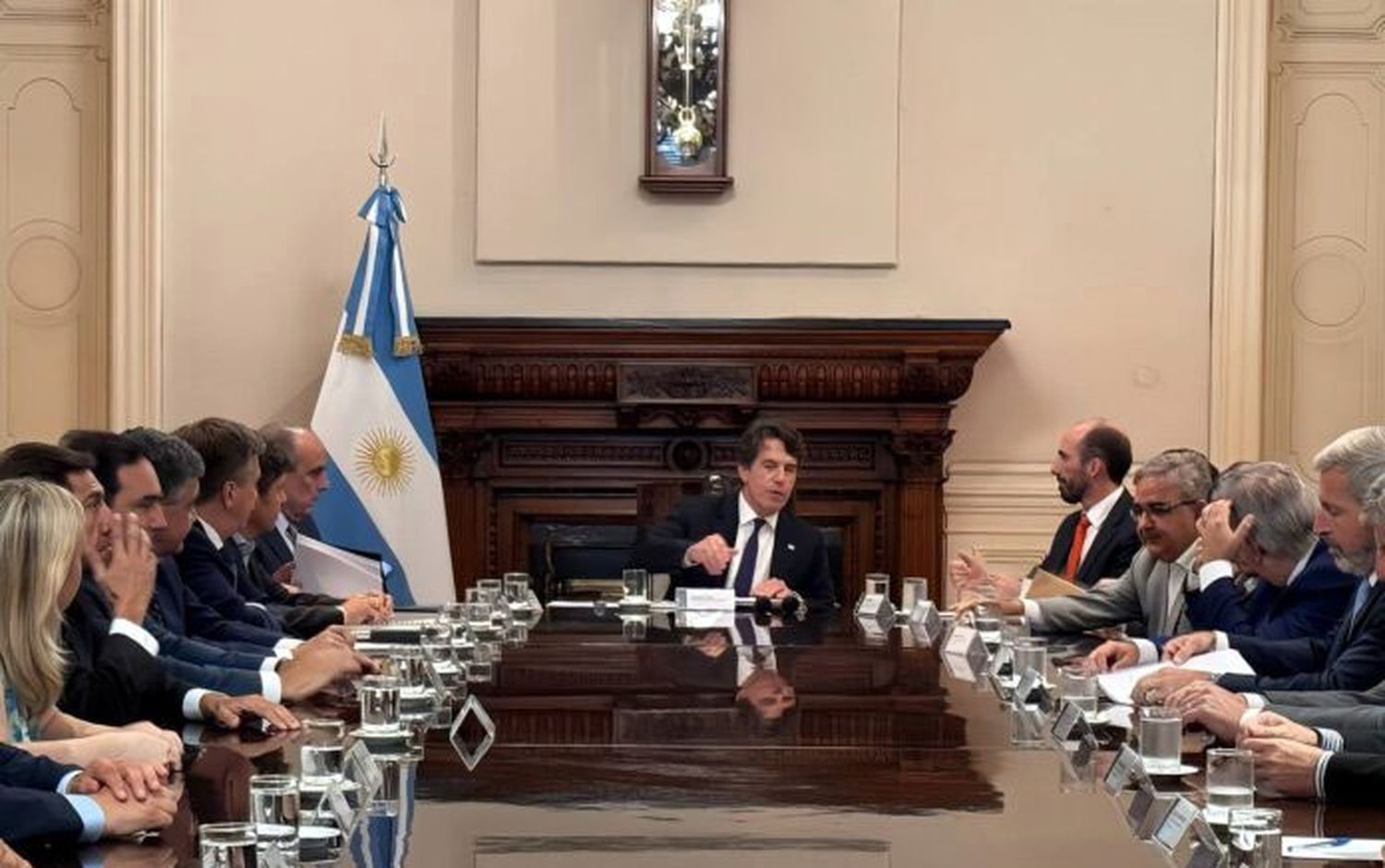 Los gobernadores reunidos con el Ejecutivo, con el jefe de Gabinete Nicolás Posse a la cabeza de la mesa