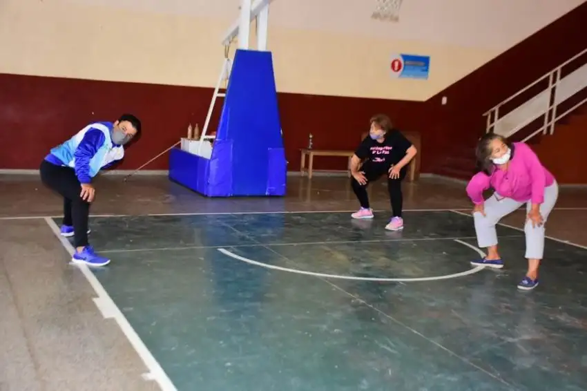 Los gimnasios terapéuticos continúan recibiendo adultos mayores en sus sedes